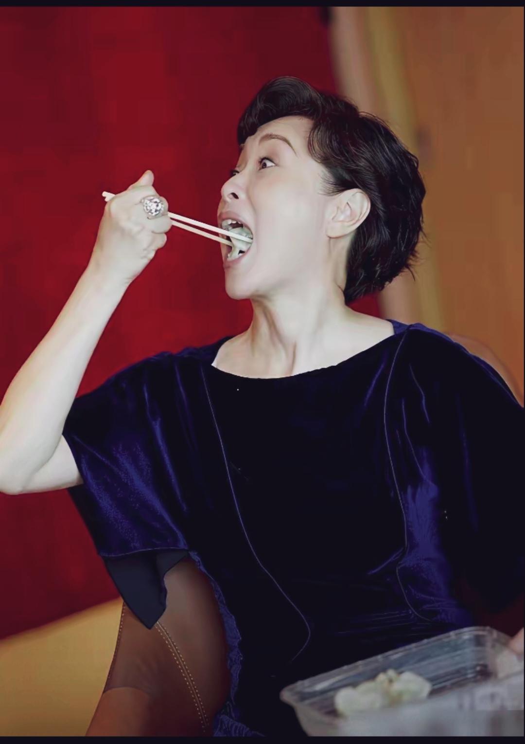 不管得不得奖，咱就是要大口炫饺子，开心就好。