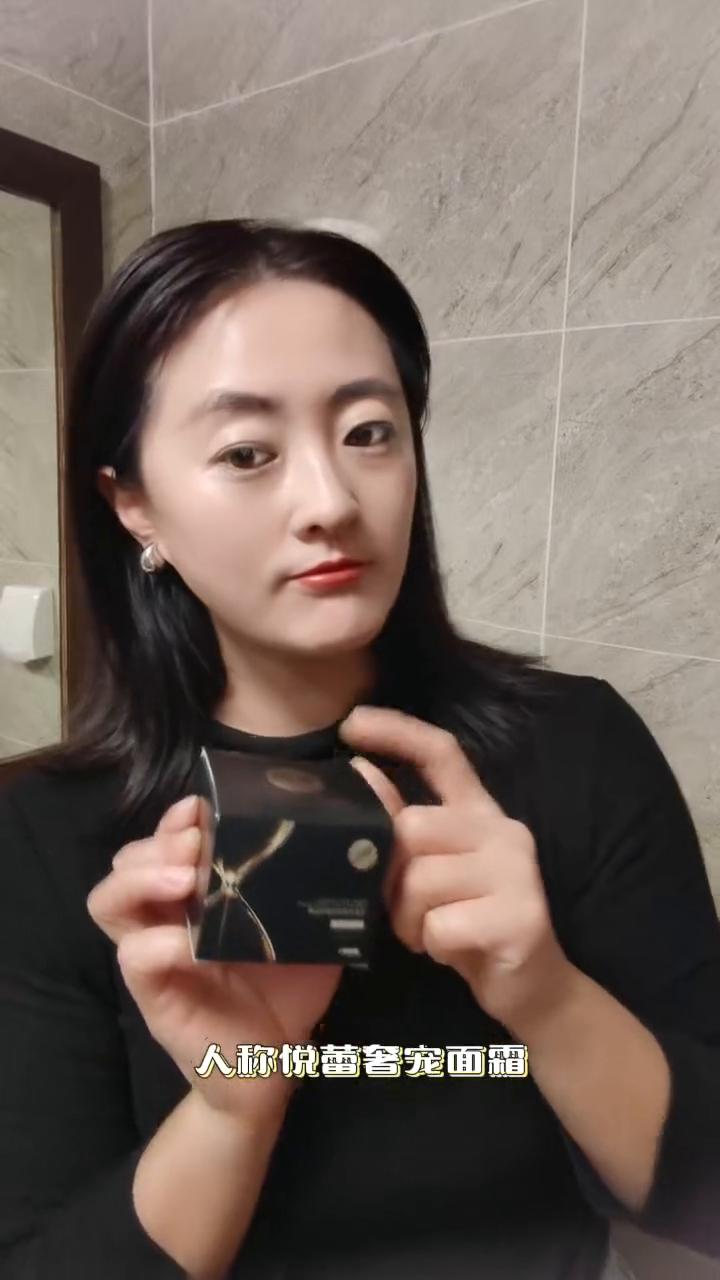 提拉紧塑，焕活柔润肌。
这可是连美容院都在用的悦蕾抗皱紧致奢宠面霜，人称悦蕾奢宠