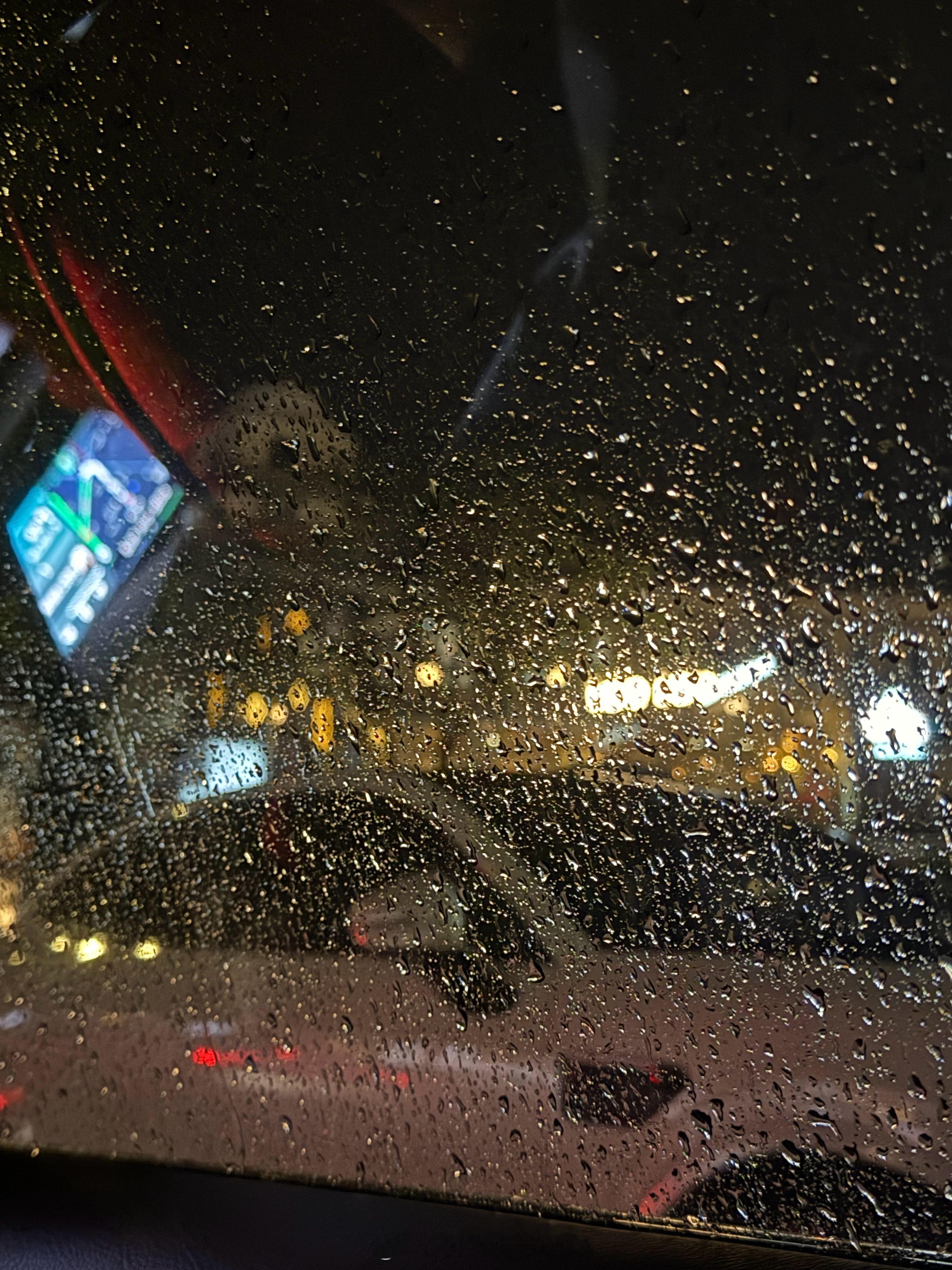 台风白鹿已生成今天下了一整天的暴雨[晕]还跟朋友去广州玩了想吃的东西都在小巷里面
