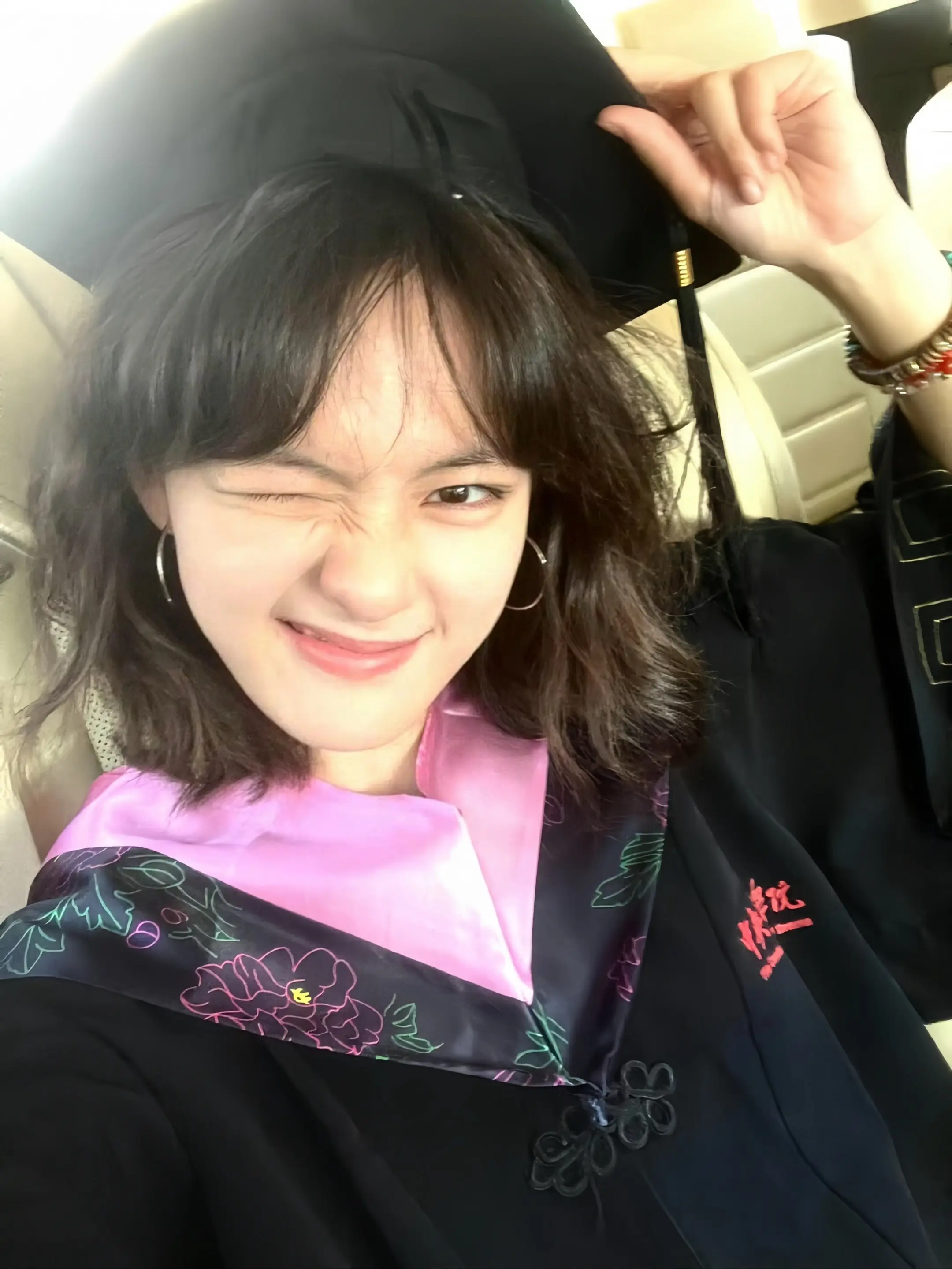 这个小女孩毕业啦🎓。