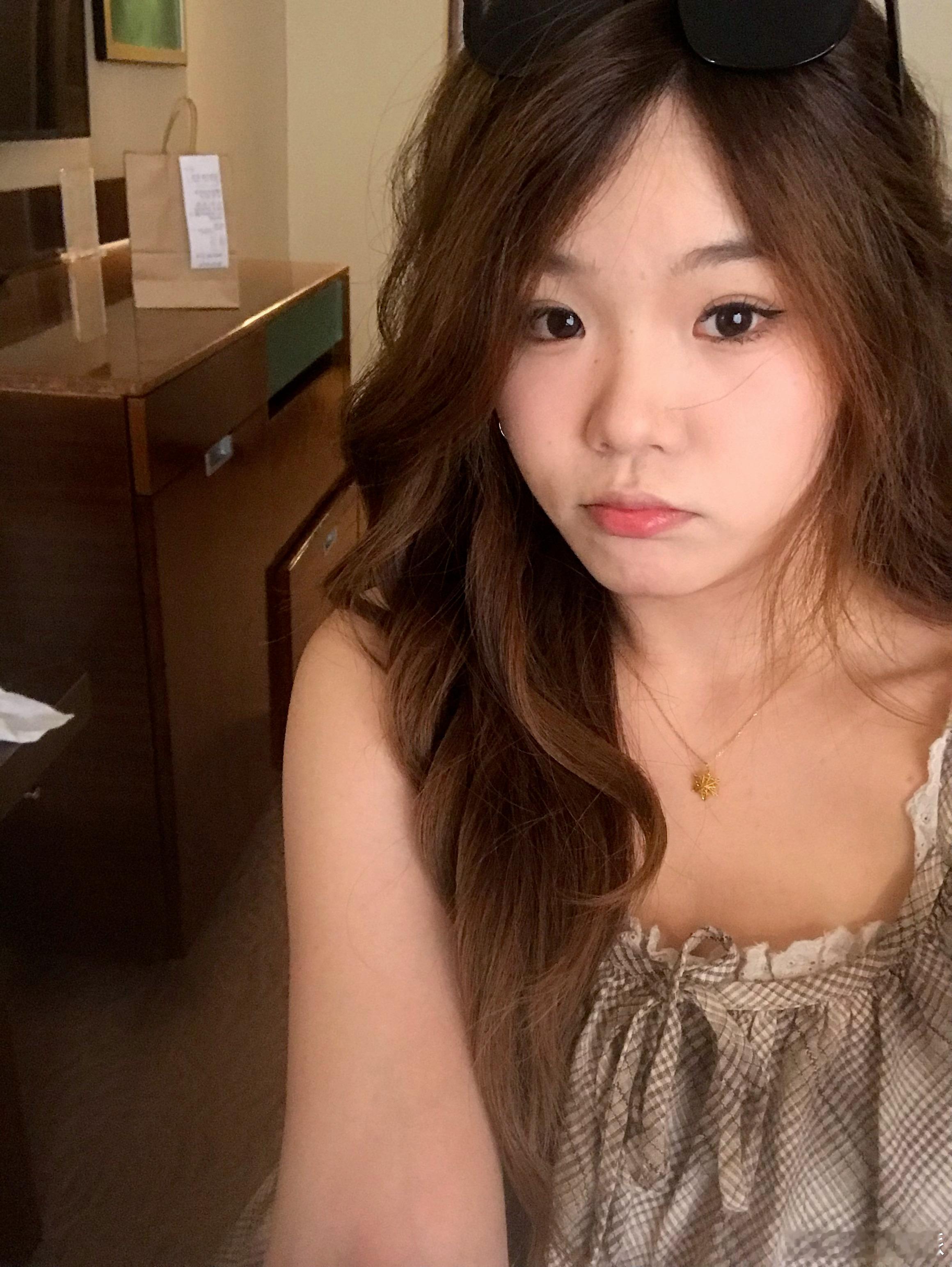 我妈说我的头发像精神小妹，支持我把黄头发染成黑的请扣1