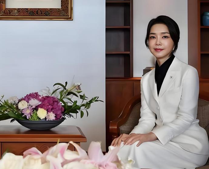 金建希的这个颜值，李在明真的人心辣手摧花吗？说实话，尹锡悦时代，金建希这个第一夫