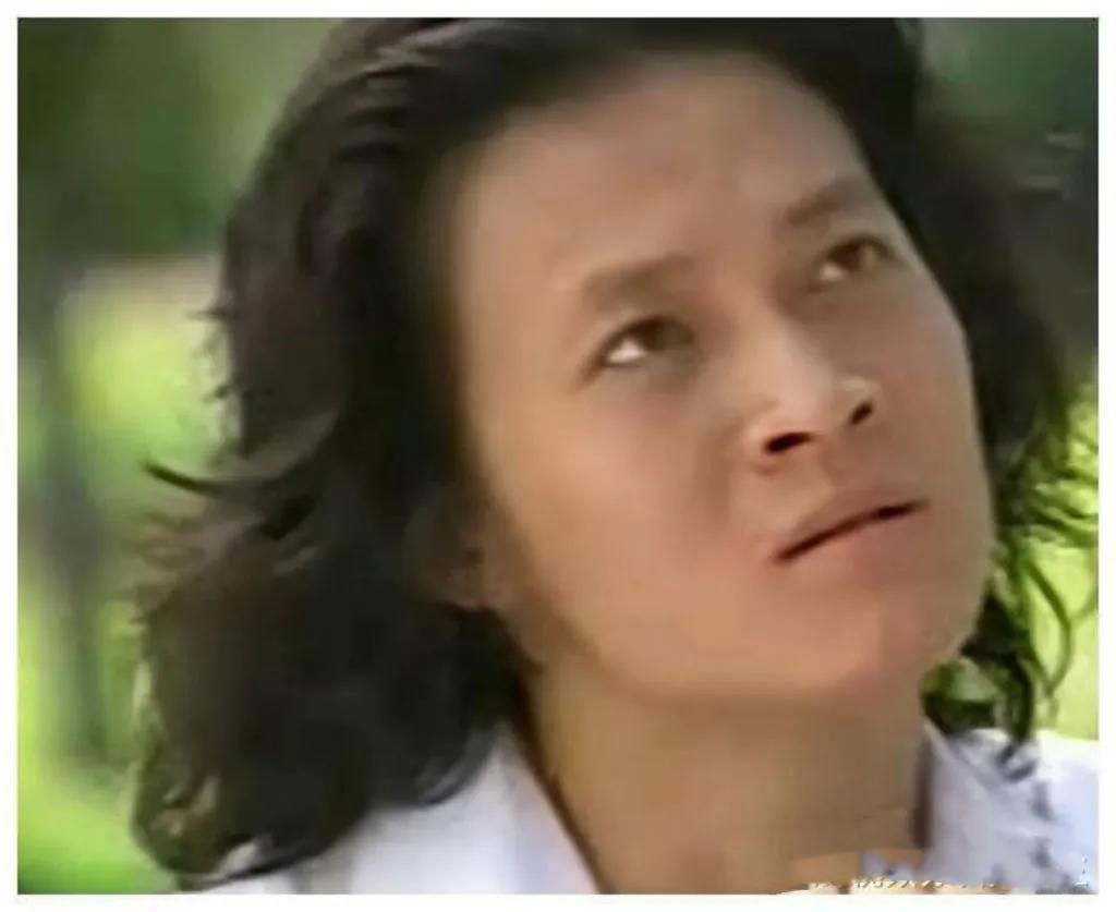 杨志刚身着古风服饰，漫步长安街头，仿佛穿越千年。他品茶论道，与茶艺师共赏长安茶文