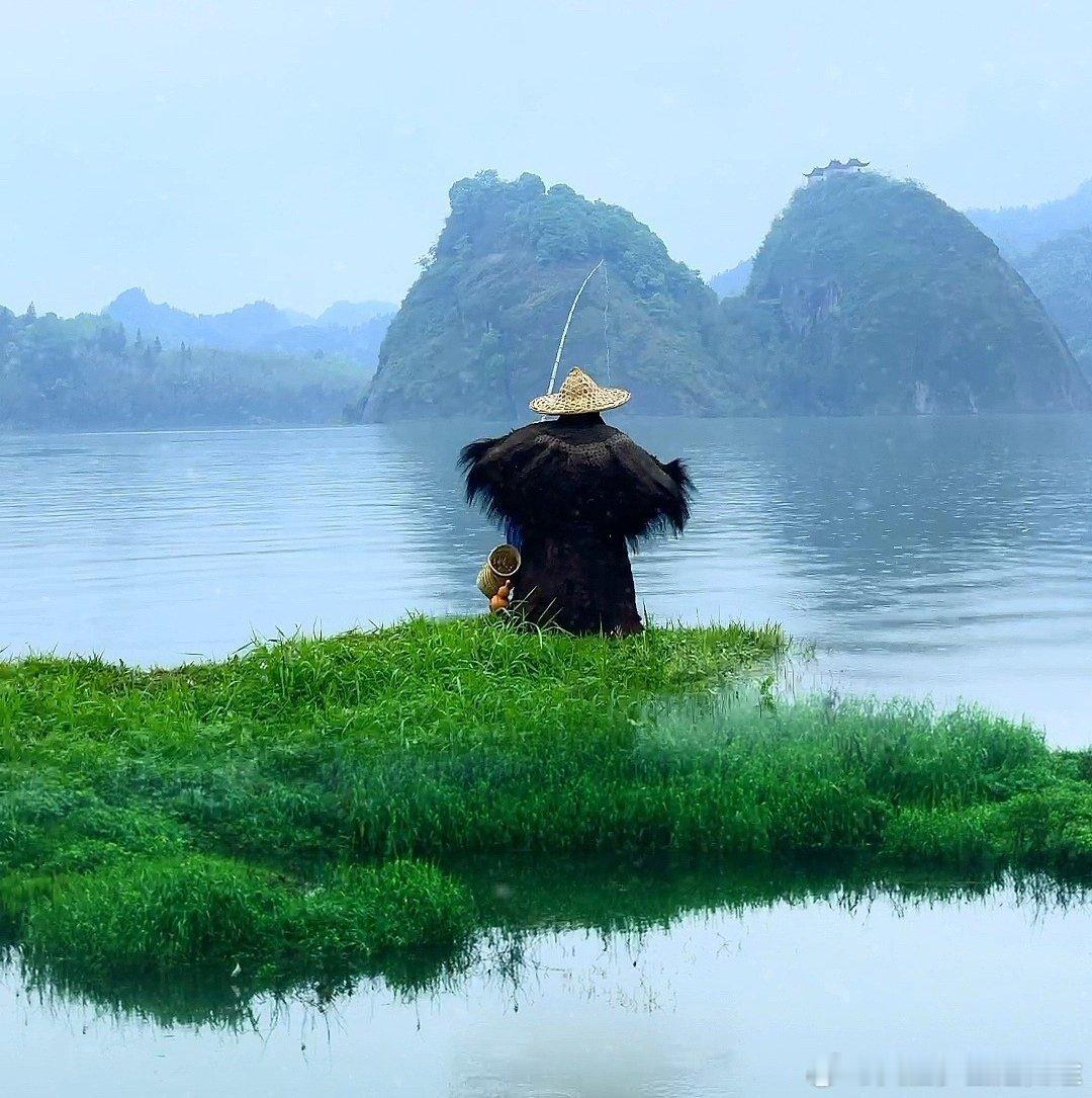 《看图写话·题钓》～～天涯梦里是归途雨雾濛濛渡清风，一袭蓑衣沐晨曦。万卷书香真致