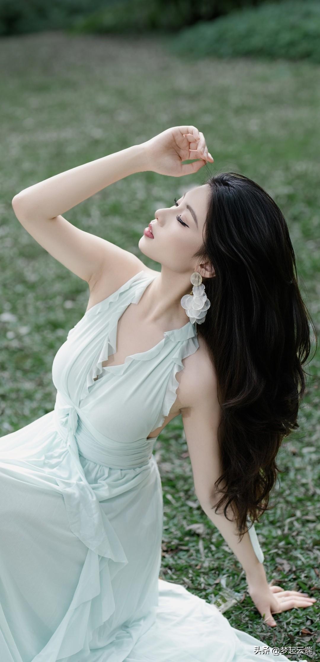 优雅白裙，自然绿意，静谧时光，悠然自得。