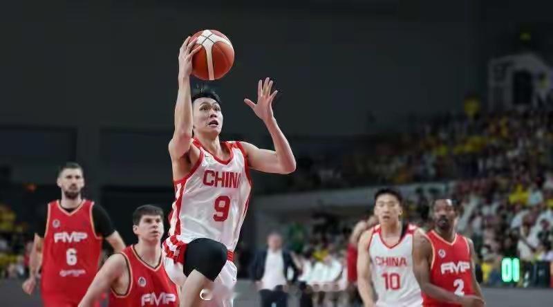 中国男篮4分险胜塞尔维亚！王俊杰18+14，两位广西球员表现抢眼为了备战世界杯亚
