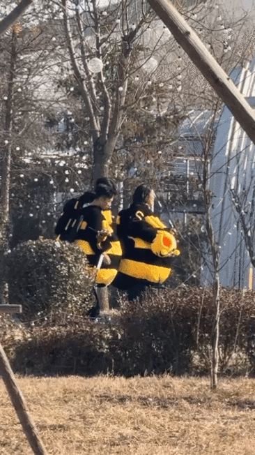 魏大勋帮高叶拉拉链周五晚高疯 魏大勋你是会的！穿蜜蜂服都挡不住的贴心，帮高叶拉拉