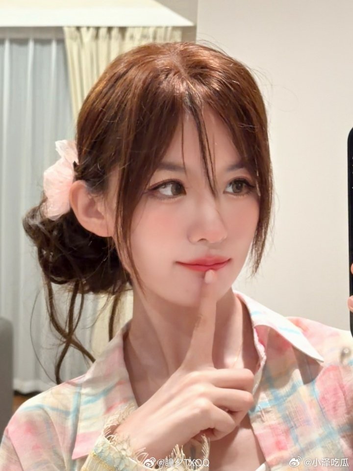 解说瞳夕更博晒照：没什么来日方长。吹吹海风发发呆英雄联盟S16LPLLOL