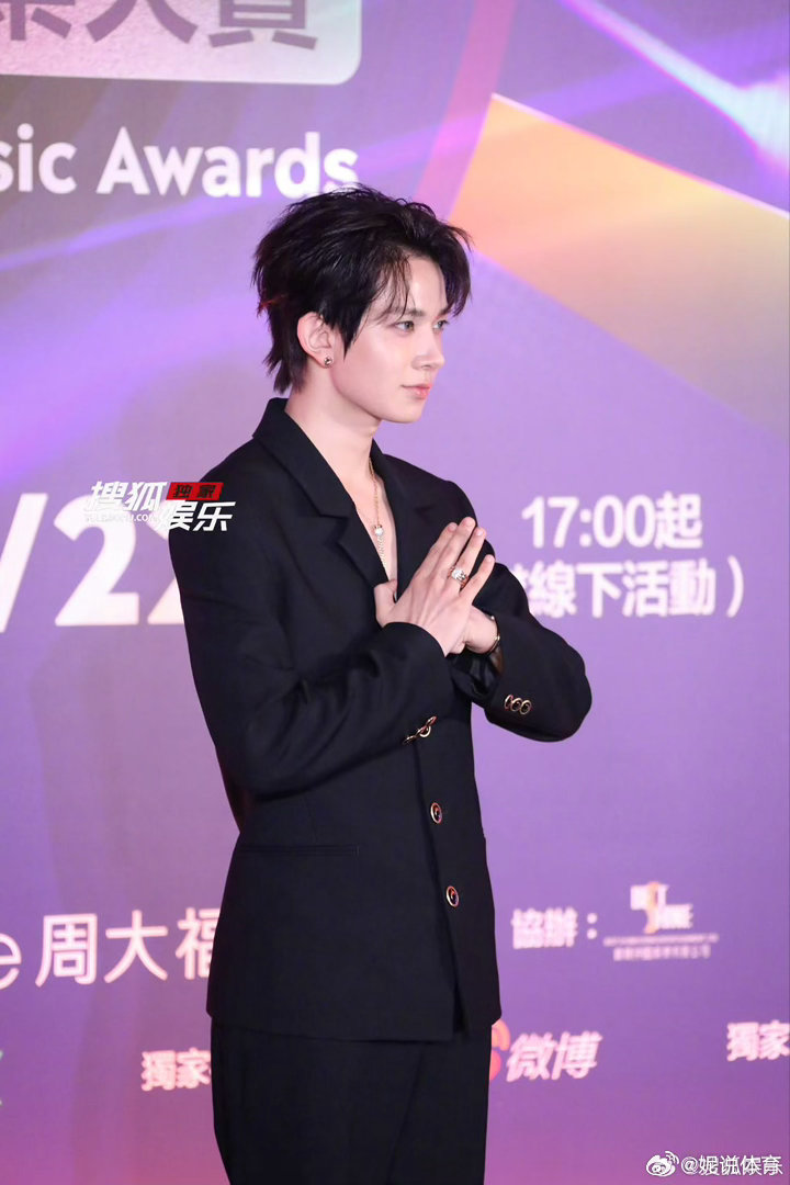李羲承用中文写到此一游红毯花絮持续出圈，李羲承不走常规签名路线，到此一游四个汉字