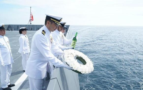旧舰血迹不该被祭奠，日本新式军舰拜侵华旧舰，历史伤痛不容随意淡化。

在平常人的
