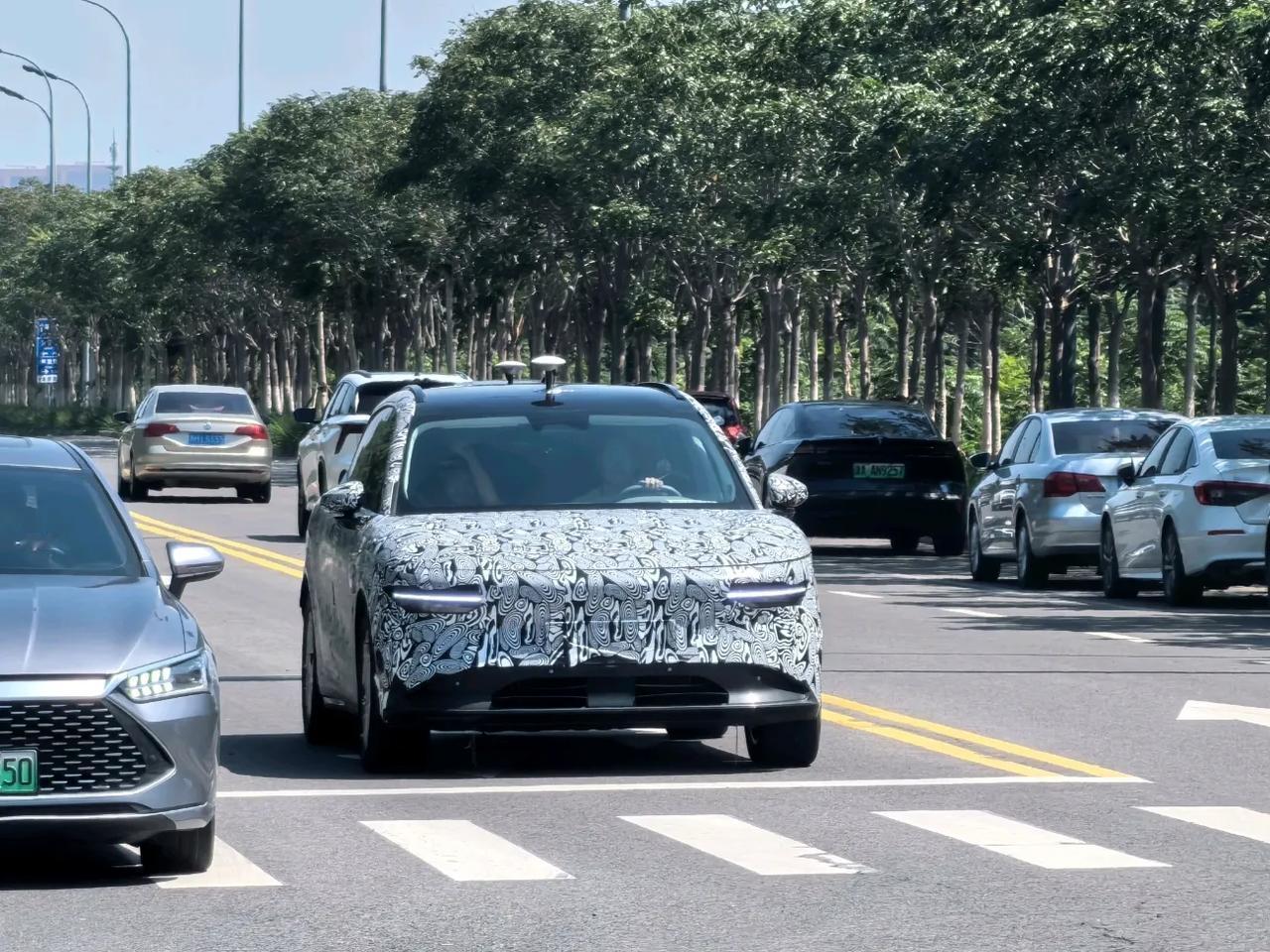 大家看看，这是什么品牌的谍照车？看来又有新车要亮相了[奸笑]