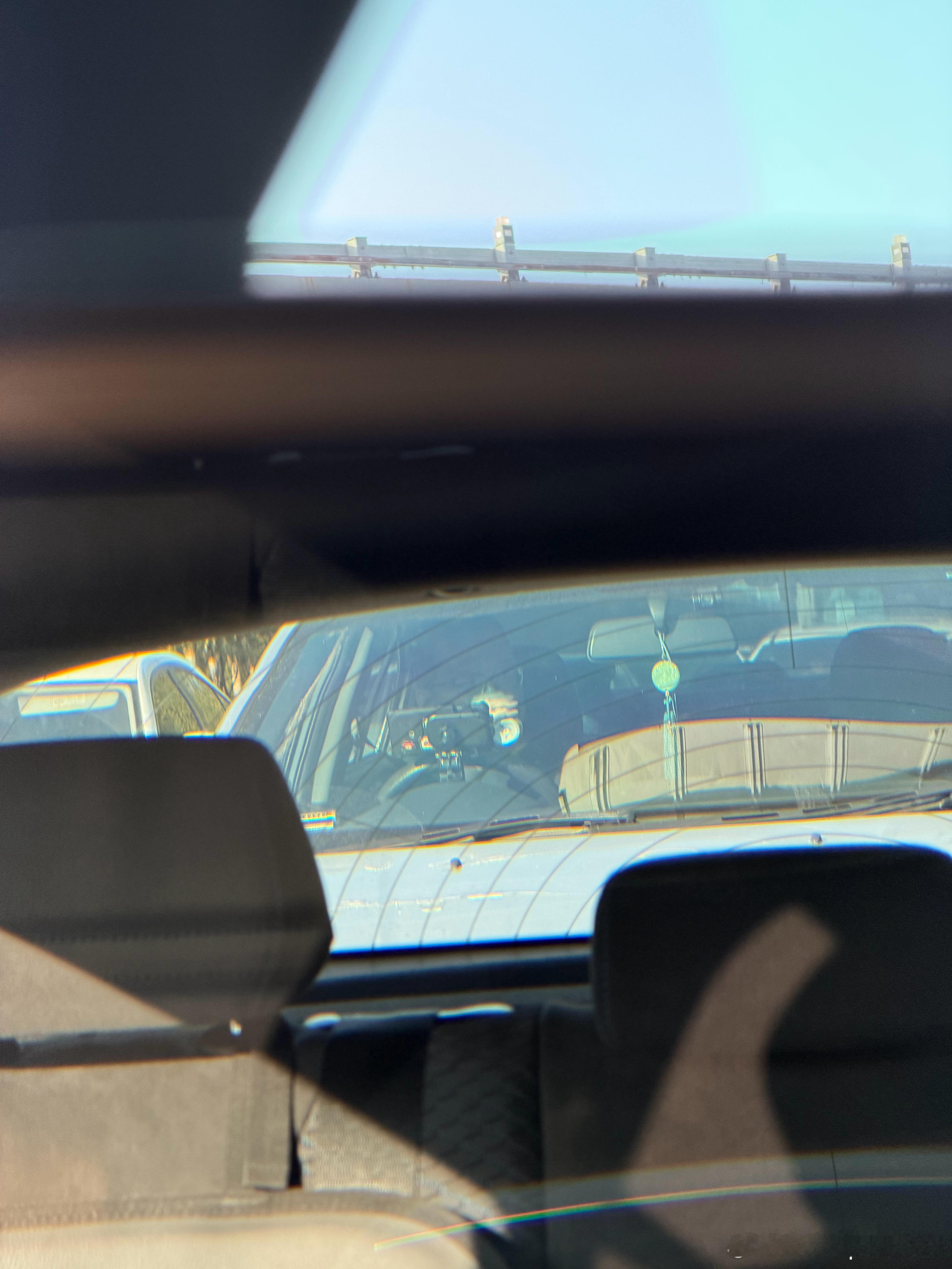刚才遇到一辆车，开的很慢，并道也贼别扭，看到贴了实习标以为是新手，结果我超过去才