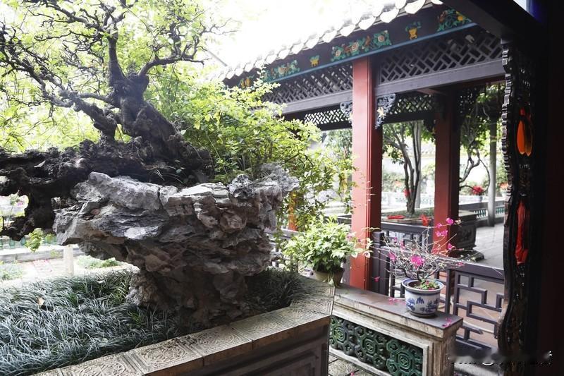 岭南四大名园之一的清晖园，以江南园林为蓝本精心打造。这座精巧雅致的园林处处皆景，