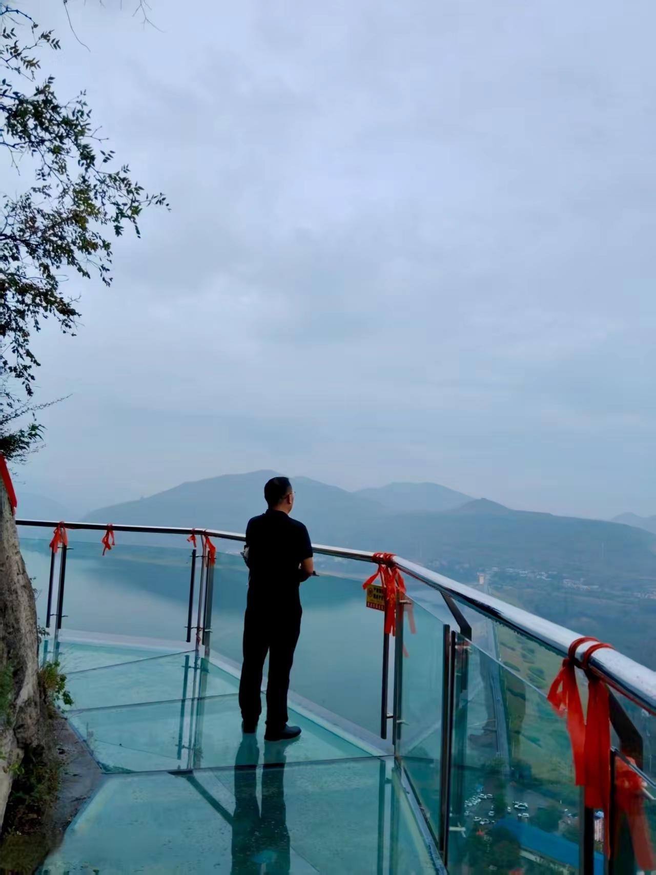 别人太低估你了，你可没那么容易就轻言放弃，你永远有向上的力量，永远有破局的勇气?