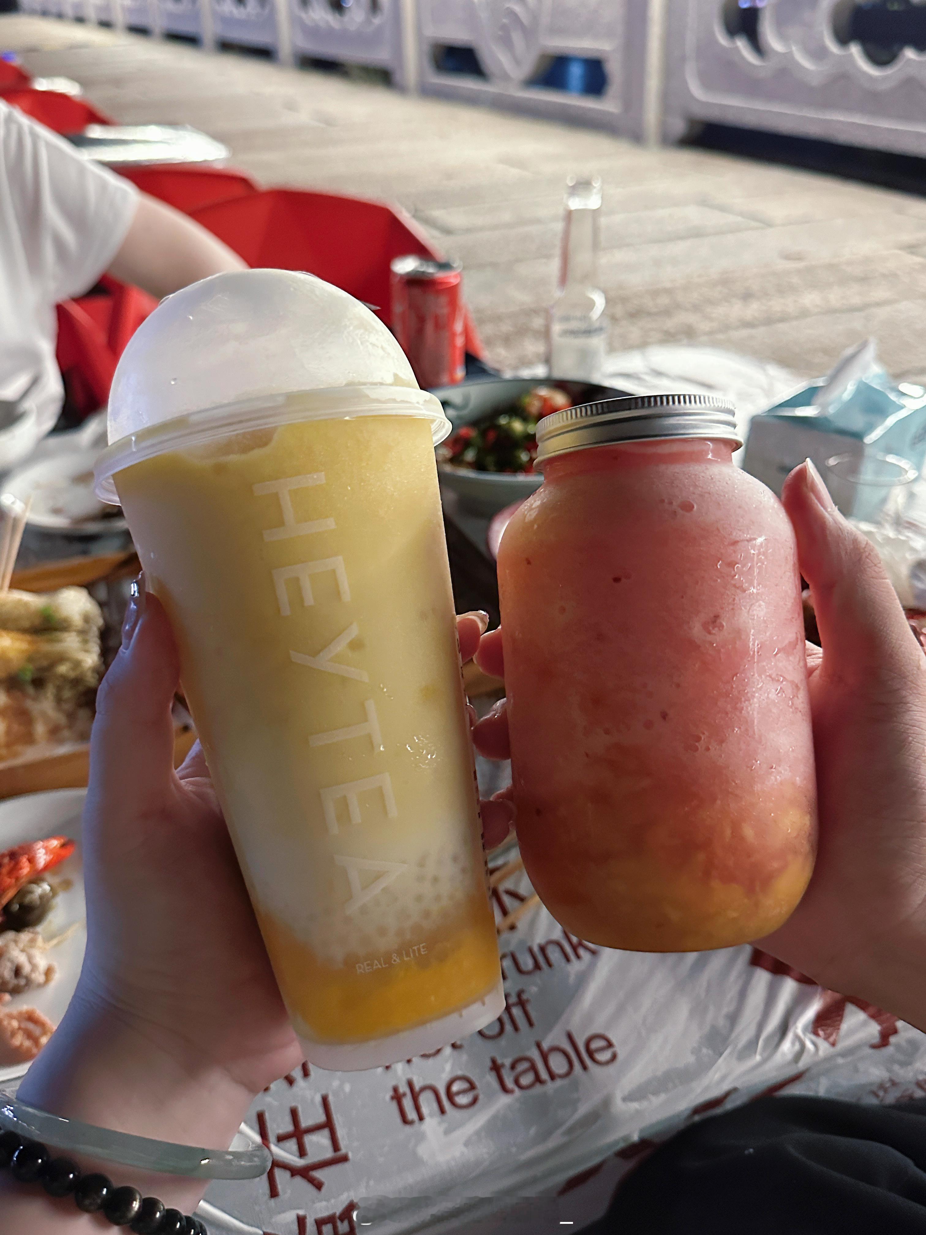 一两年没喝过喜茶了，降价以后真的好难喝[泪]以前真的是我最爱的果茶。降价以后料变