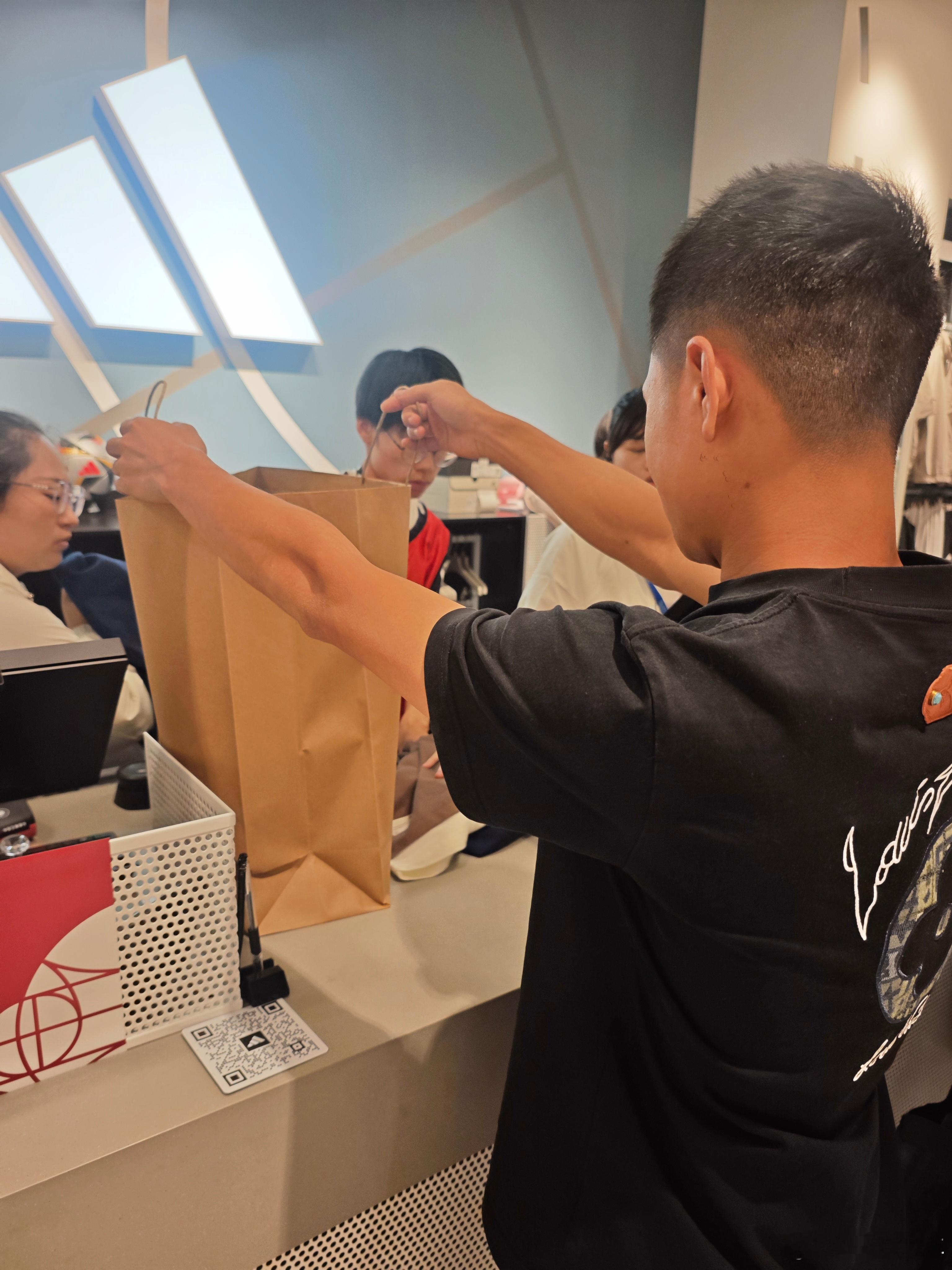 我一件没买 给我兄弟哐哐买 买完衣服就是兄弟 没买衣服之前就是牲口  ​​​