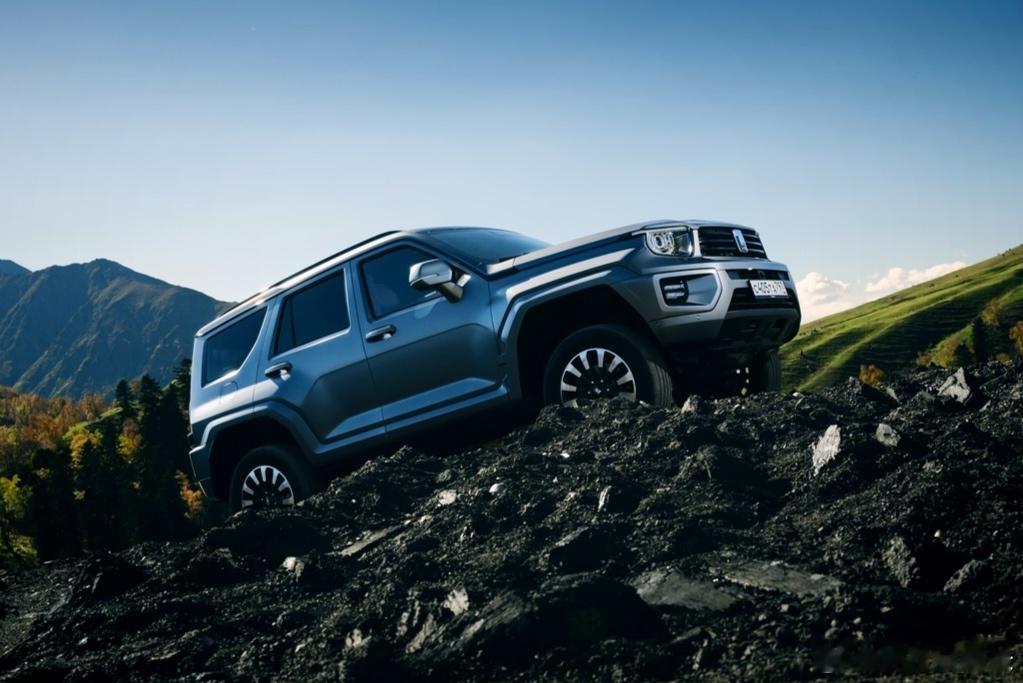 海外媒体用镜头诠释的中系豪华–坦克700，图里一台是Hi4-T，一台是燃油V6 