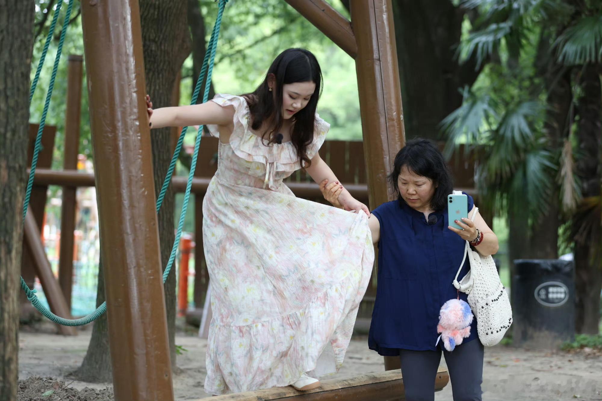 张家齐发了与妈妈合照一张合照，一段走心长文。张家齐坦然说出母女之间错过的时光与距