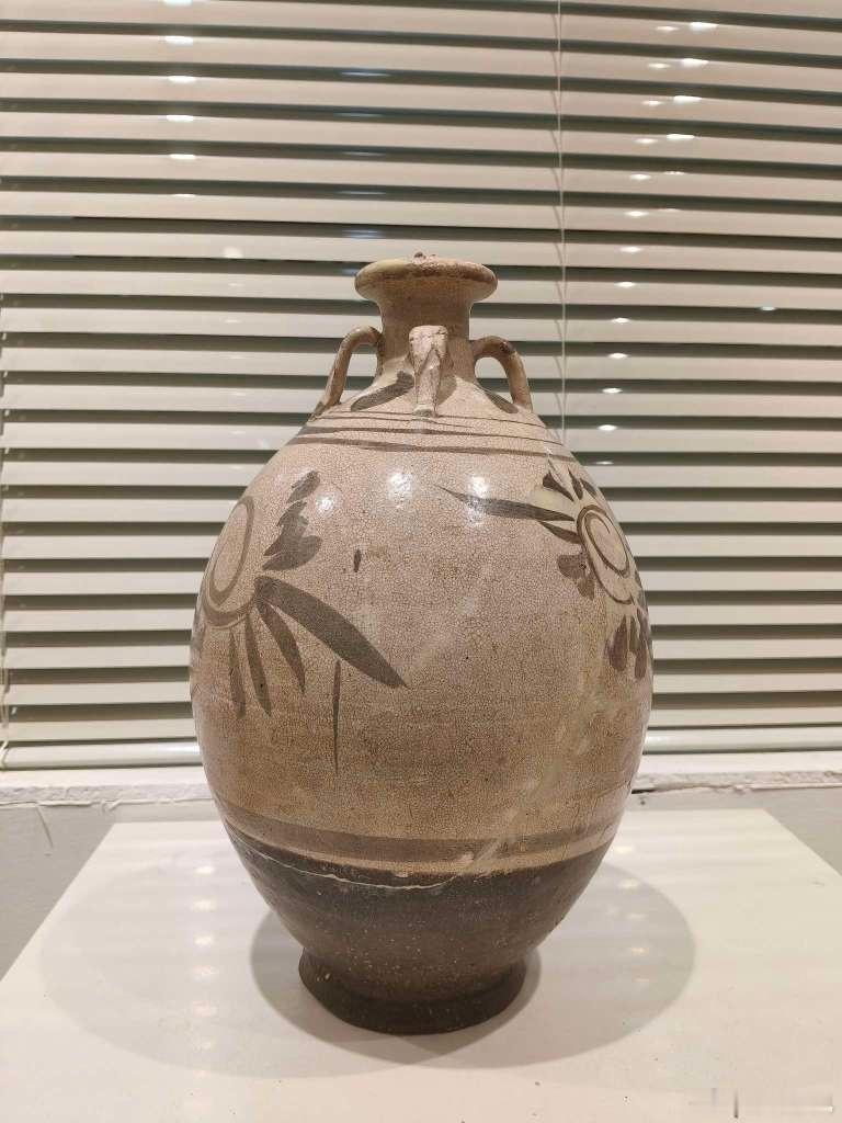 古瓷鉴定 元 磁州窑四系梅瓶，高29Cm左右，画花草纹，其实元代的花草纹是金代时