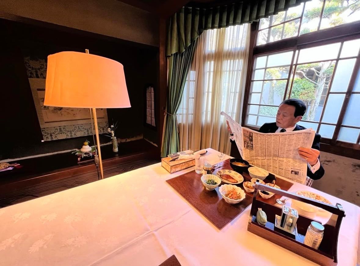 麻生太郎每天在家中吃早饭的场景。网友评论：只要有钱，谁都可以建造豪宅；但穿着西装