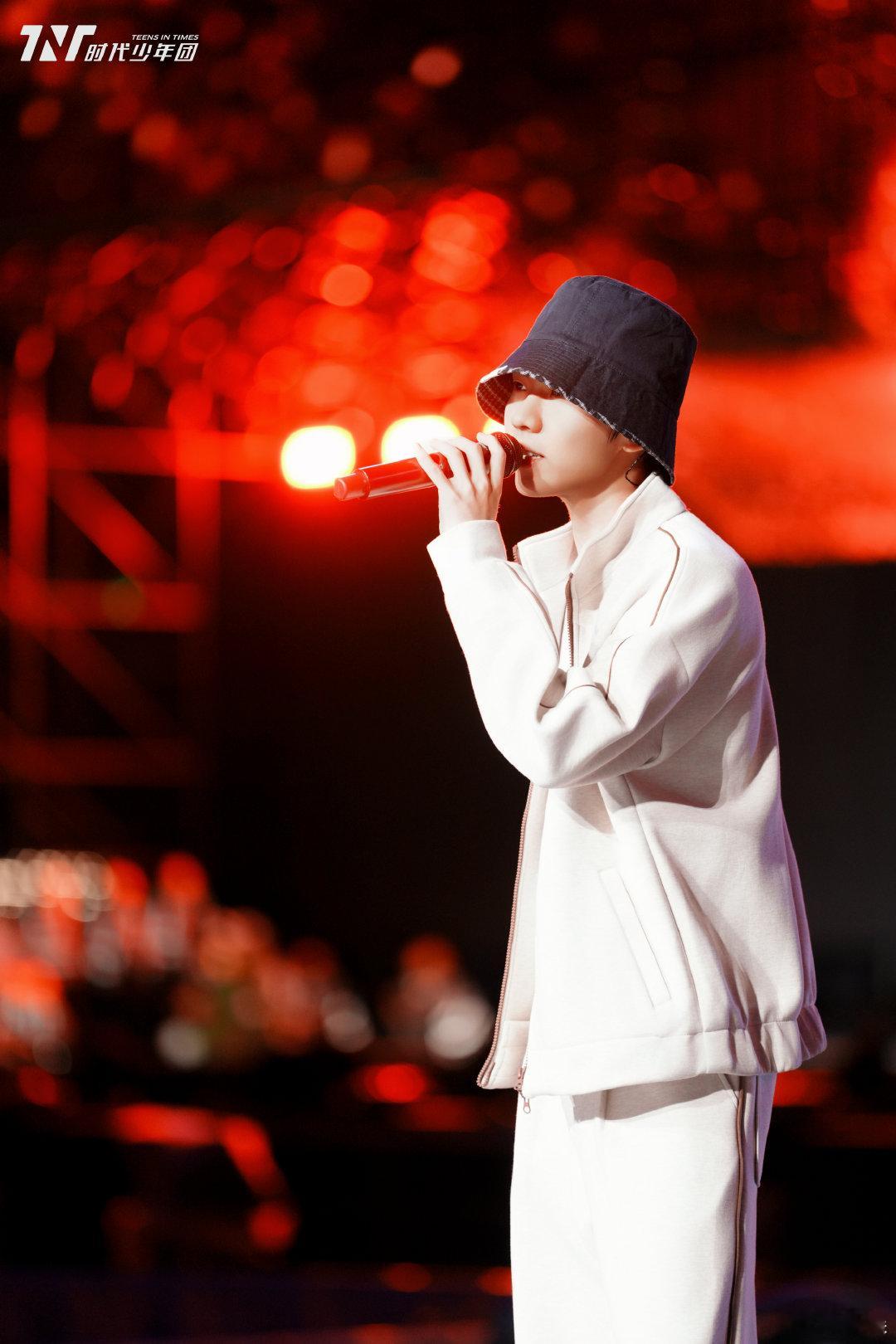 时代少年团广州演唱会彩排照时代少年团广州演唱会彩排照，好帅！明天就能看舞台了，小