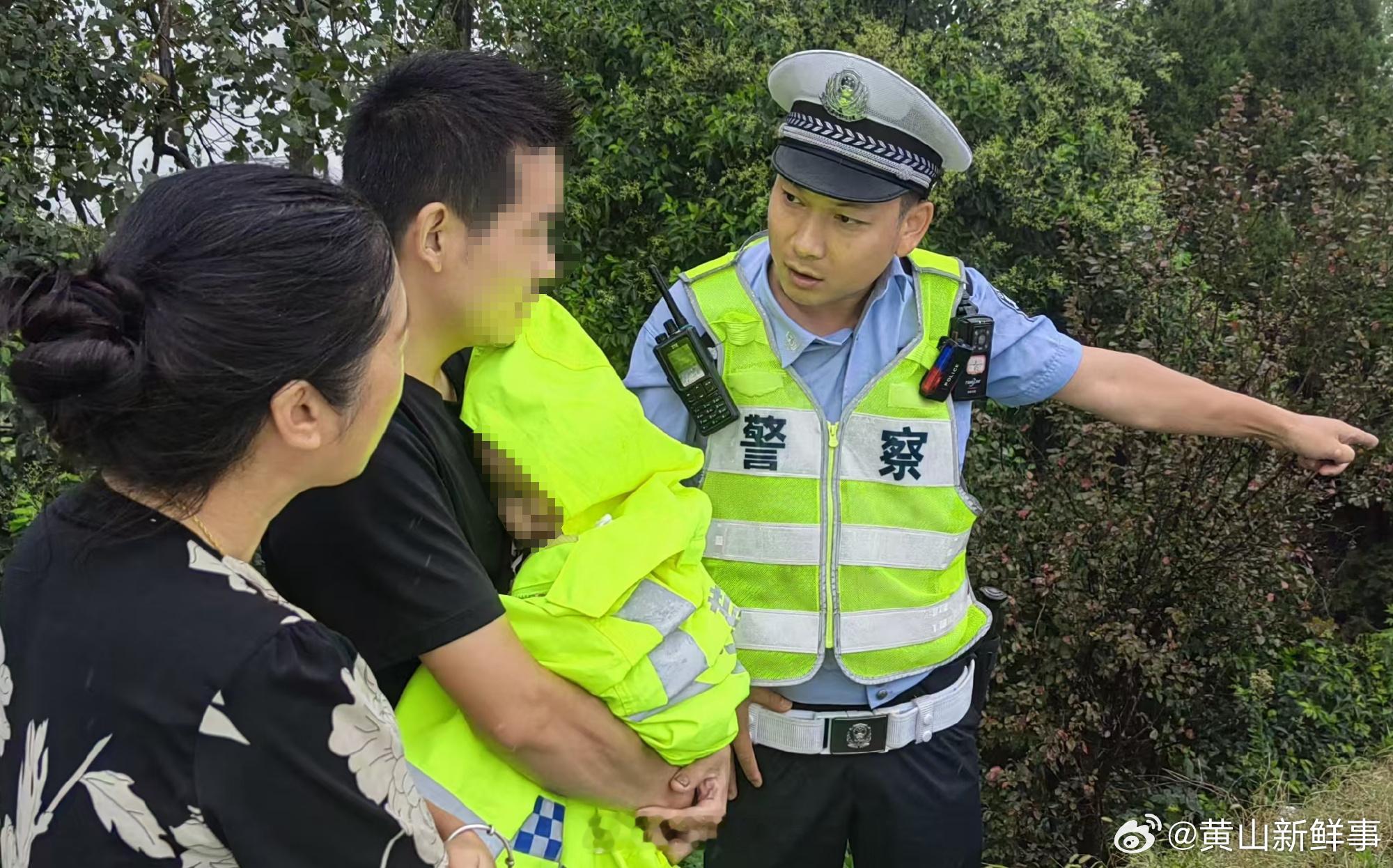 【暖心！#合肥交警这件雨衣撑起一片晴天#】9月11日上午，高速六大队执勤警力巡逻