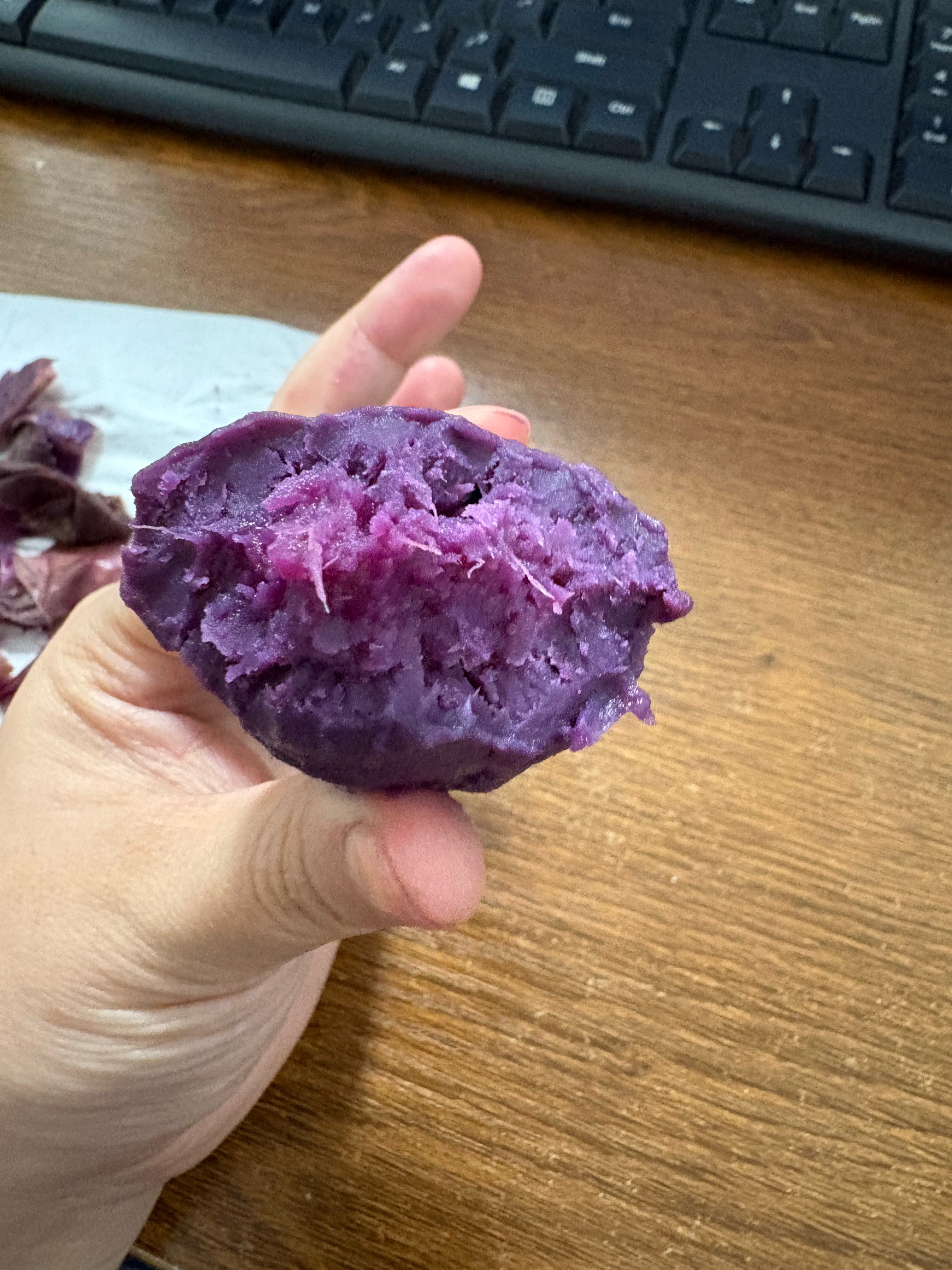 早餐吃，鸡蛋紫薯，豆浆，以及蓝莓