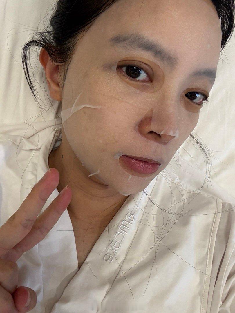 实在太无聊了，敷个面膜。透过面膜都能看到我脸上的斑斑点点色素沉着，产后得去搞搞医
