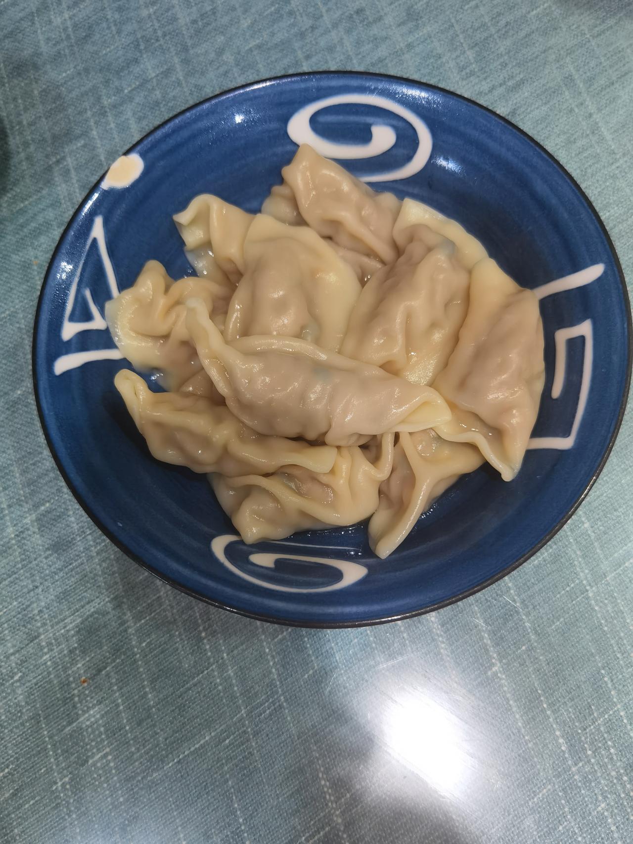 中午吃12个水饺。自己包的，酸菜馅的。不敢多吃，糖尿病定量。酸菜味饺子 东北酸菜
