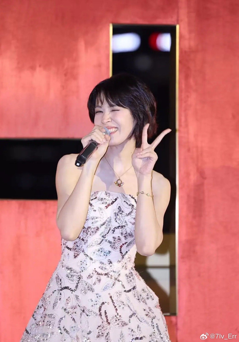 我感觉此女满40-20如此元气又活力！！曾沛慈金属刺绣抹胸裙亮相