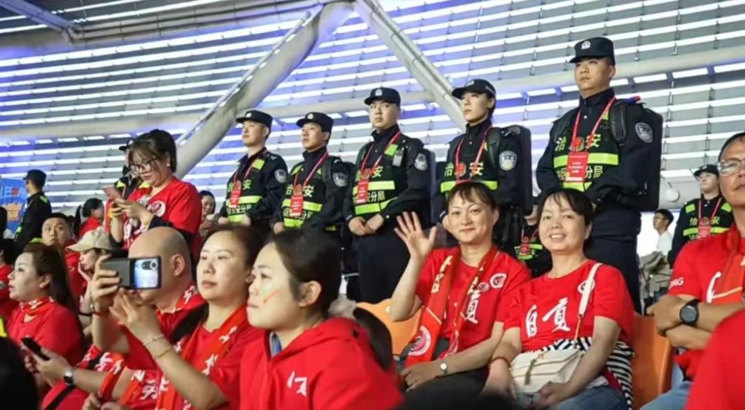 乐山公安清明假期“三重奏”：赛场、美食街、公墓全守护！
游客点赞：警察在身边，安