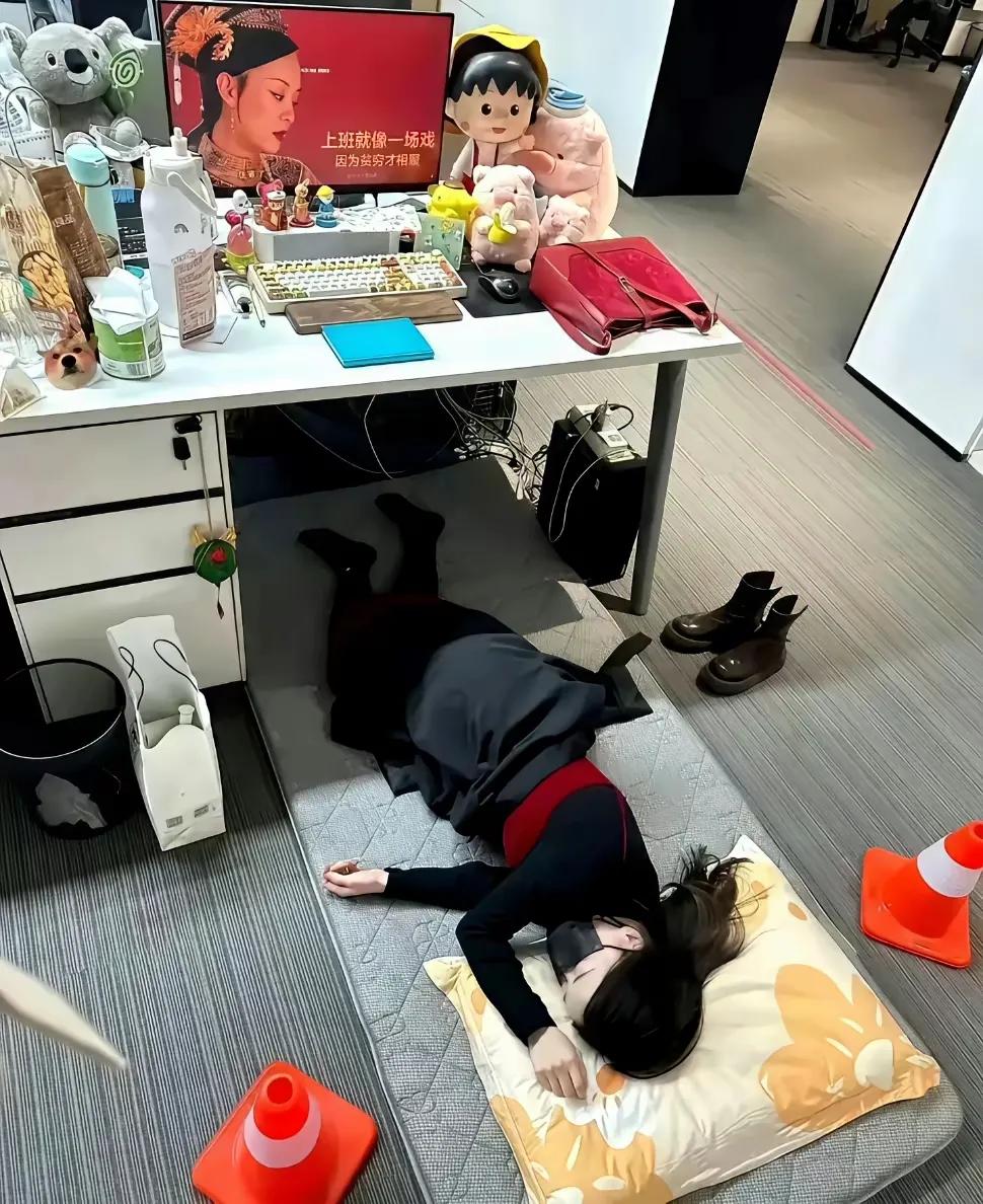 这就是论读书的重要性！没好学历哪能找到这么舒适的工作！！[捂脸]