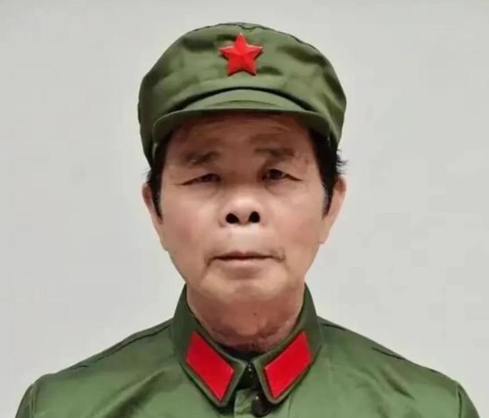 广西，一70岁越战退伍老兵出门锻炼，被一男子拦住借手机，老兵见对方满身酒气，当即