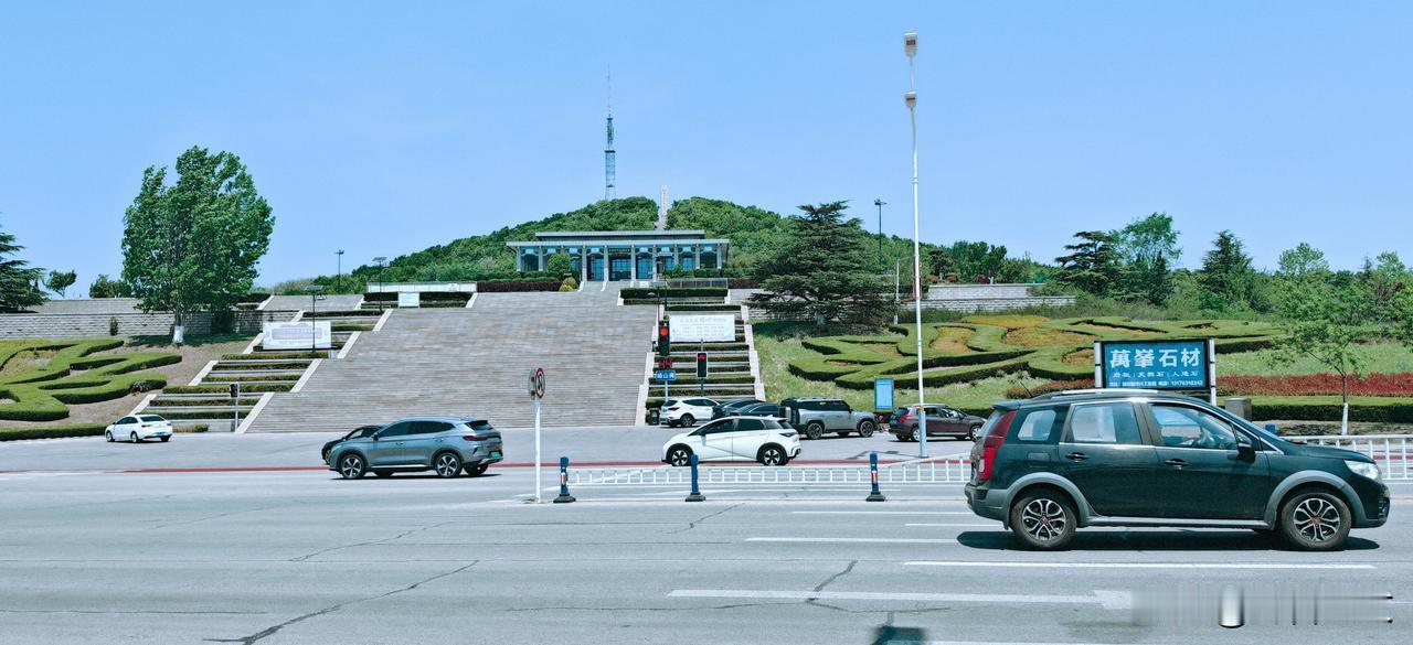 分享一张你手机里最近拍的风景照威海市文登区峰山森林公园。山顶有电视转播塔，革命烈