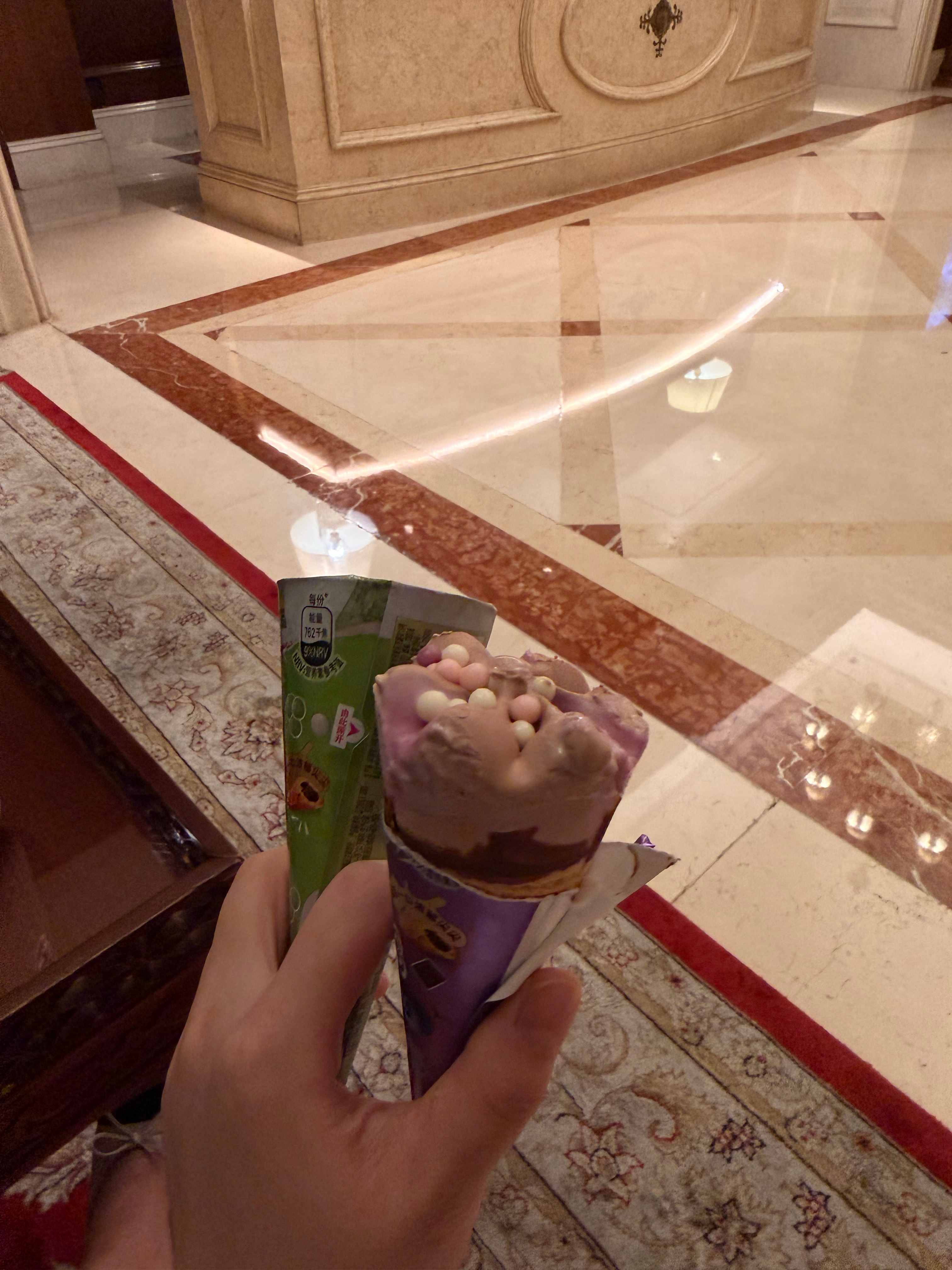 买了两冰淇淋 想不好吃哪个 一看颜色紫色吧 希望账户红的发紫绿色丢掉吧！ ​​​