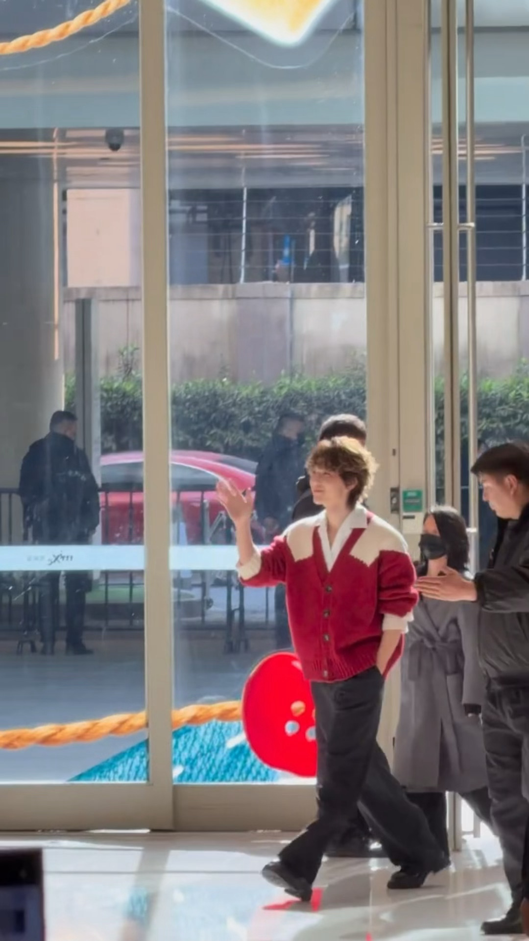 元气满满的小马孩子好萌🥰🥰🥰马柏全卷发红毛衣造型