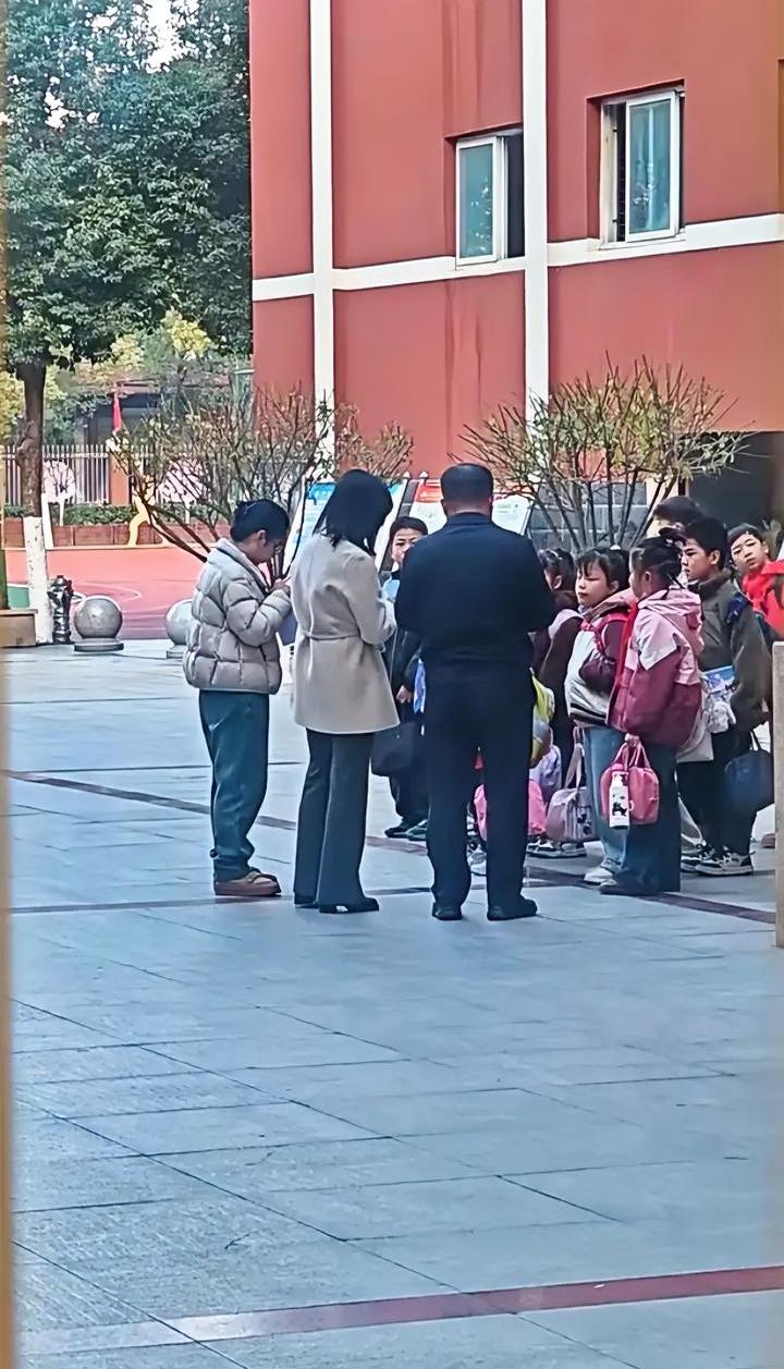上学迟到多大个事，至于吗？
一位家长发视频吐槽，她看到迟到的孩子们被聚拢到一起，