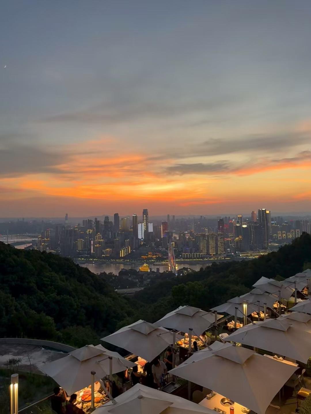 日出东海满天红

2. 星垂北斗夜空明

3. 灯明北巷小城辉

4. 云升南浦