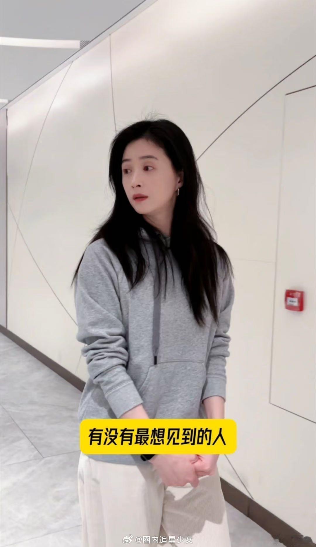 蒋欣素颜彩排  蒋欣素颜出镜，简单随性的装扮下，隐藏不住的是她那由内而外的松弛感