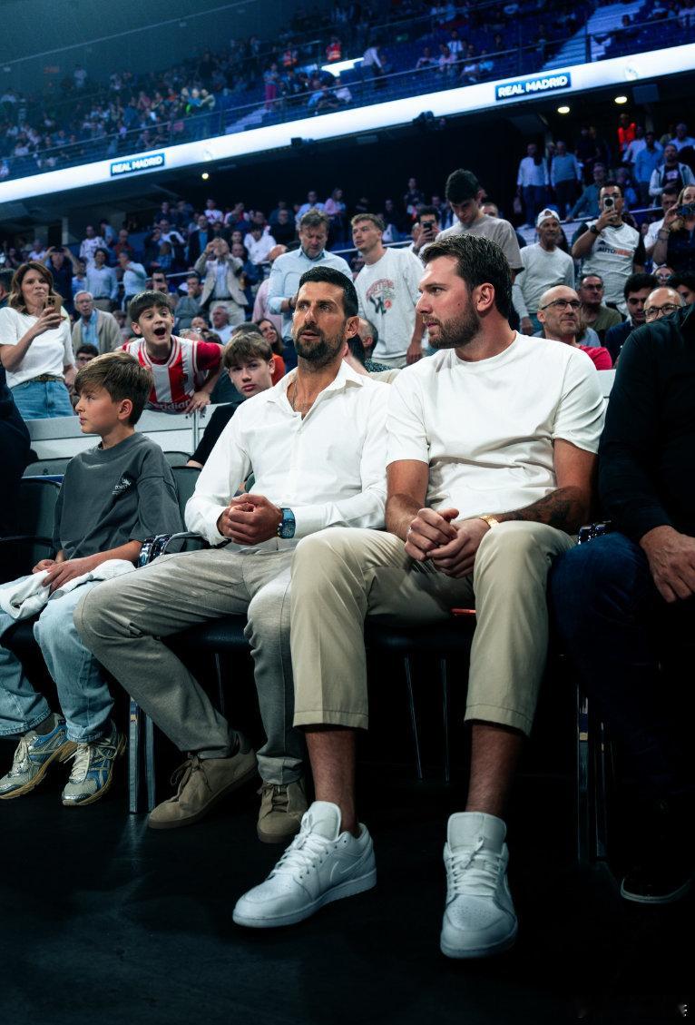 德约科维奇东契奇现场观战 欧洲篮球联赛，皇马俱乐部对阵贝尔格莱德红星本场比赛吸引