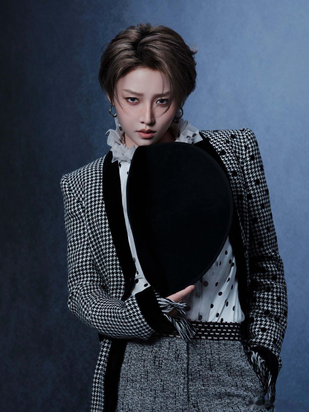 刘雨昕头顶了个扇子 时尚诠释力再次升级！的爱奇艺尖叫之夜造型将扇子灵感戴于发间，