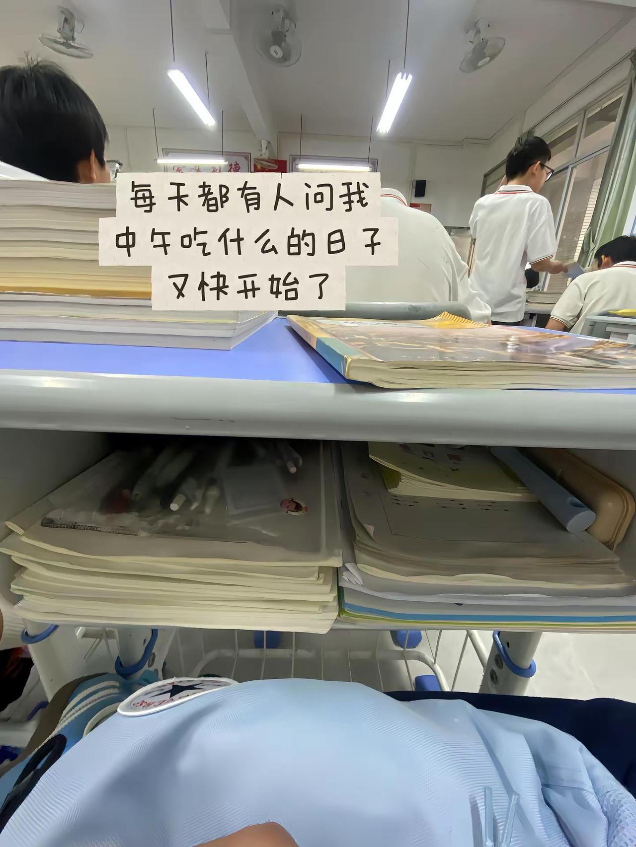 课桌堆满书本 连纠结中午吃什么的烦恼也要回归了碎片 校园生活