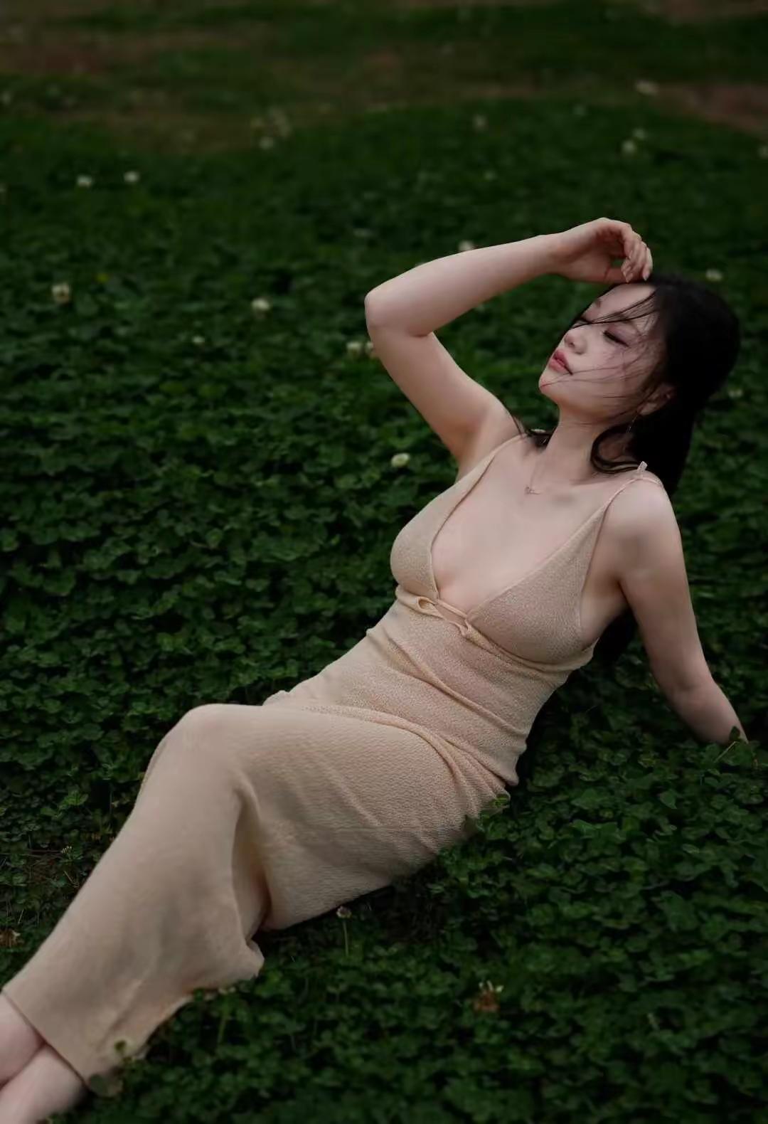 有韵味的女人，她淡雅，不追求浓妆艳抹，更爱清水出芙蓉的自然美，有洁白的肤质和暧昧