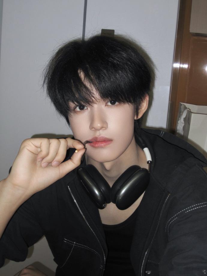 张极一进厨房自动散发人夫感 就是喜欢张极在厨房的样子！他从可爱的小狗瞬间转变为温