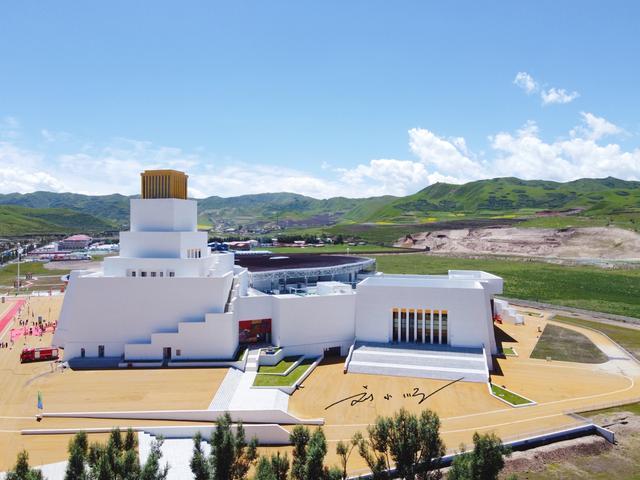甘肃甘南藏族自治州以高原风光与民族风情成热门旅游地，州府合作市的“甘南文旅会展中