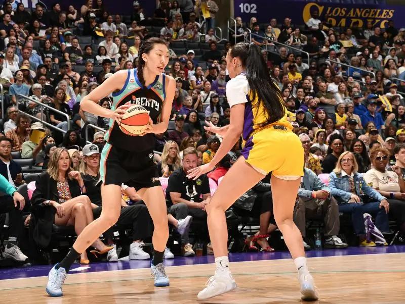 北京时间7月29日，WNBA常规赛迎来纽约自由人客场挑战洛杉矶火花的比赛。自由人