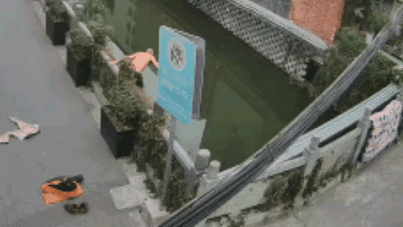 宁波的这哥们儿喝酒喝多了，通过他醉酒后的表现，感觉这是一个比较喜欢游泳的人，否则