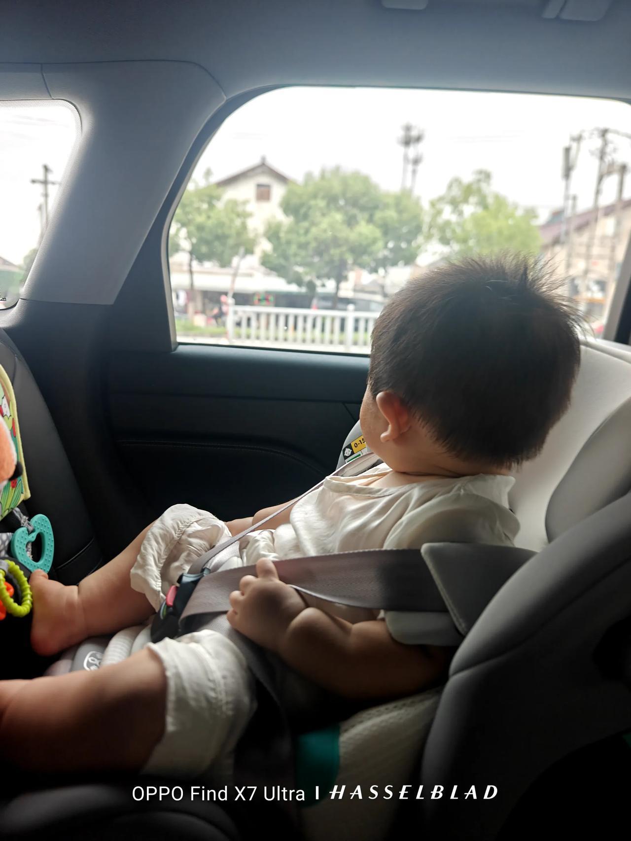 他坐在安全座椅里，身边是他最爱的漂亮妈妈。西瓜不停的呢呢喃喃：妈妈妈妈妈妈。
