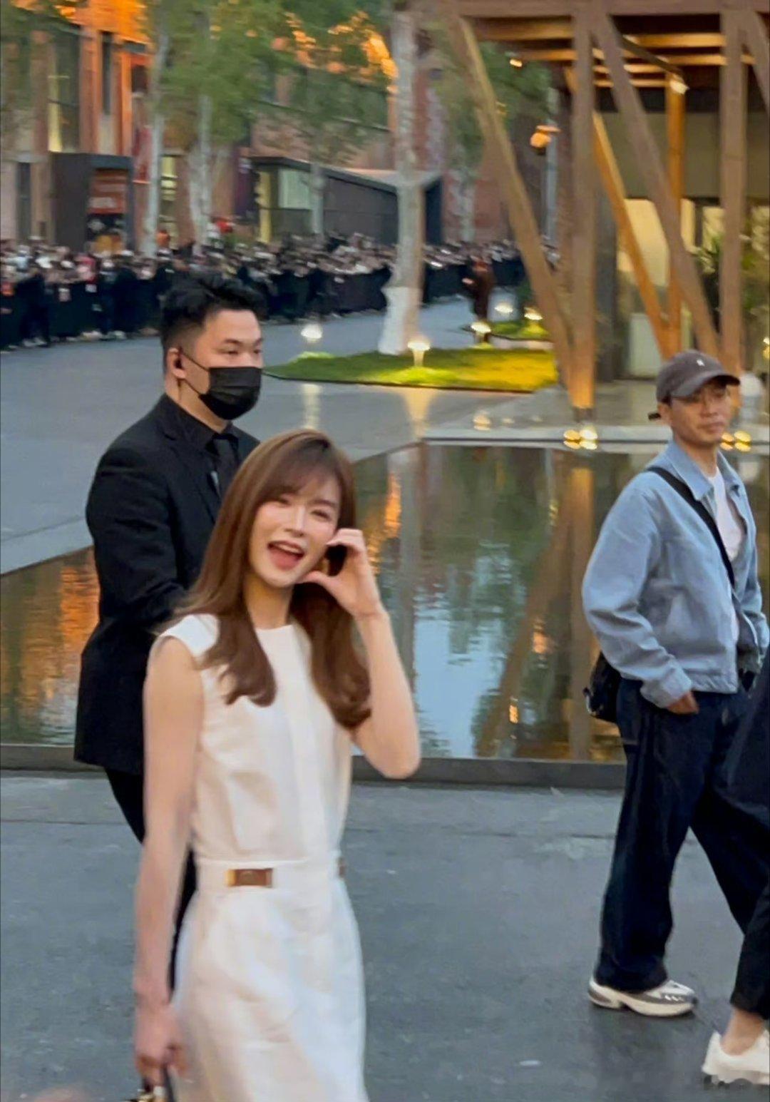 景德镇偶遇文咏珊 景德镇偶遇文咏珊，素净穿搭衬出清冷气质，东方雅致混港风韵味，状