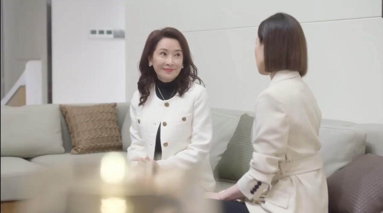 大家都叫她方太太，只有阮雪君叫她丽嫦，而她叫她阿阮。

罗丽嫦老公方生是阮雪君的